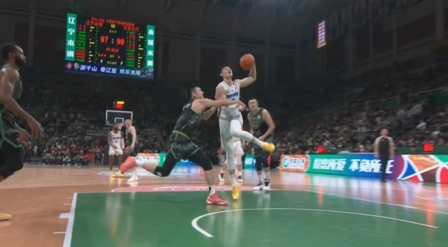 曾凡博起飞欲扣 付豪凶狠犯规将其拽倒 裁判回看后普通犯规 曾凡博起飞欲扣 付豪凶狠犯规将其拽倒 裁判回看后普通犯规